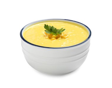 Beyaza izole edilmiş lezzetli kremalı mısır çorbası.