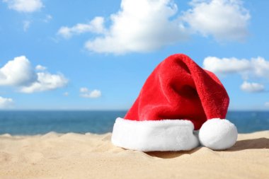 Kumsalda Noel Baba 'nın şapkası, mesaj için yer. Noel tatili