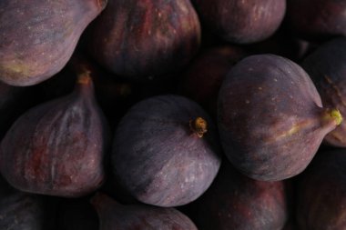 Arka plan olarak lezzetli mor incirler, yakın plan