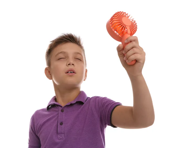 Kleine Jongen Geniet Van Luchtstroom Van Draagbare Ventilator Witte Achtergrond — Stockfoto