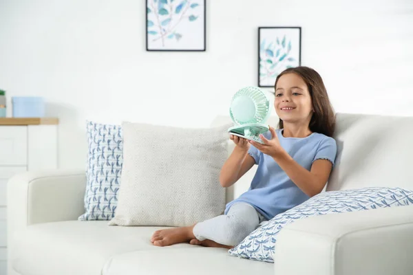 Menina Desfrutando Fluxo Ventilador Portátil Casa Calor Verão — Fotografia de Stock