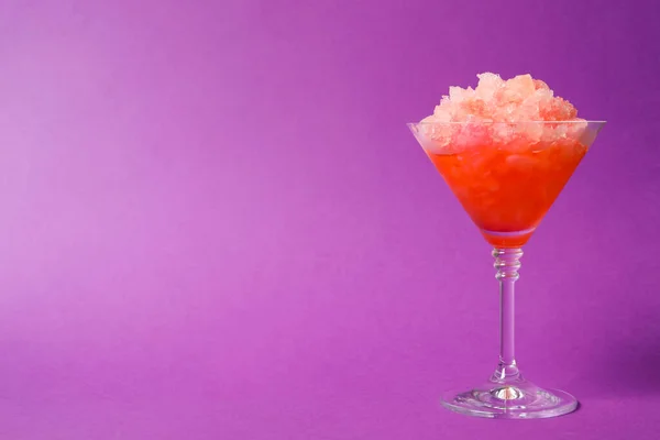 Glace Raser Verre Martini Sur Fond Violet Espace Pour Texte — Photo