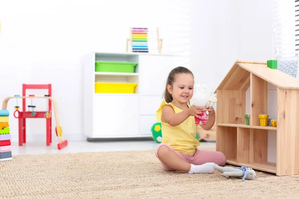 Bonito Pouco Brincando Com Brinquedos Perto Casa Madeira Chão Casa — Fotografia de Stock