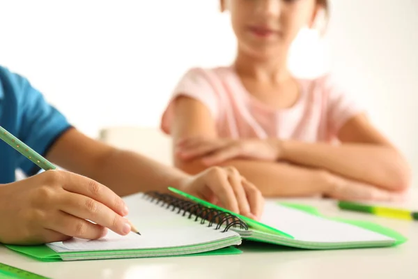 Ragazzino Ragazza Che Fanno Compiti Tavola Chiuso Primo Piano — Foto Stock