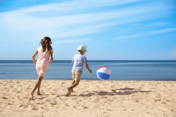 Küçük Şirin Çocuklar Kumsalda Şişme Topla Oynuyorlar — Stok fotoğraf