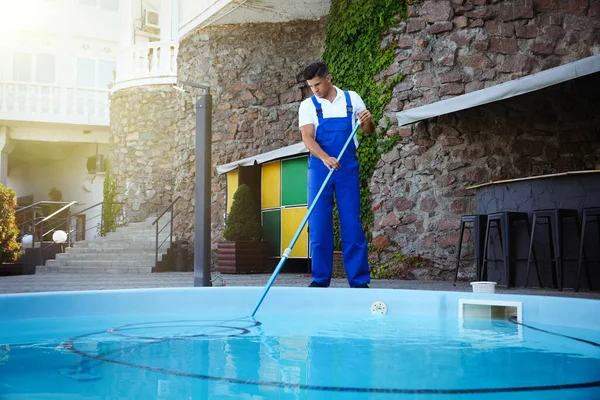 Trabajador Limpieza Piscina Aire Libre Con Vacío Bajo Agua —  Fotos de Stock