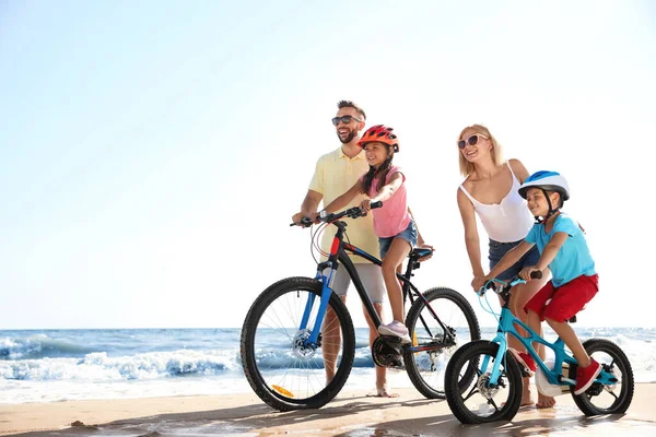 Des Parents Heureux Apprenant Aux Enfants Faire Vélo Sur Une — Photo