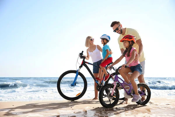 Des Parents Heureux Apprenant Aux Enfants Faire Vélo Sur Une — Photo