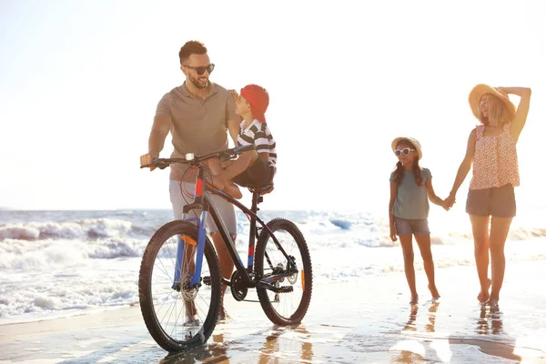 Ευτυχισμένη Οικογένεια Ποδήλατο Στην Αμμώδη Παραλία Κοντά Στη Θάλασσα — Φωτογραφία Αρχείου