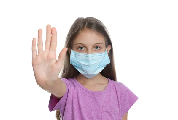 Bambina Maschera Protettiva Mostrando Stop Gesto Sfondo Bianco Prevenire Diffusione — Foto Stock