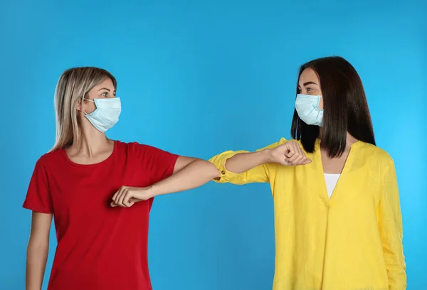 여자들은 배경에서 인사하기 팔꿈치를 흔들었다 코로나 바이러스 유행병이 유행하는 사회적 — 스톡 사진