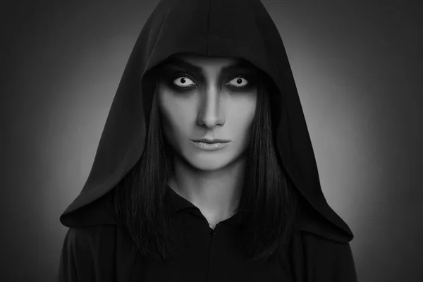 Geheimnisvolle Hexe Mit Gespenstischen Augen Auf Dunklem Hintergrund Schwarz Weiß — Stockfoto