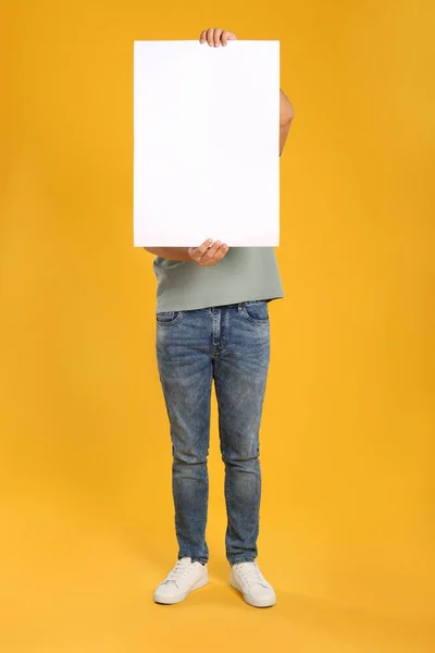 Mann Mit Weißem Leeren Plakat Auf Gelbem Hintergrund Mockup Für — Stockfoto