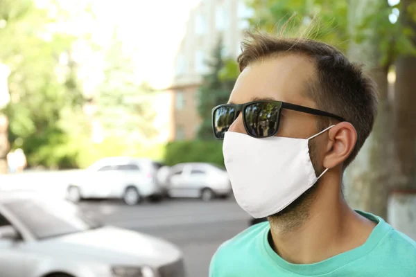 Człowiek Noszący Ręcznie Robioną Maskę Zewnątrz Miejsce Tekst Środki Ochrony — Zdjęcie stockowe