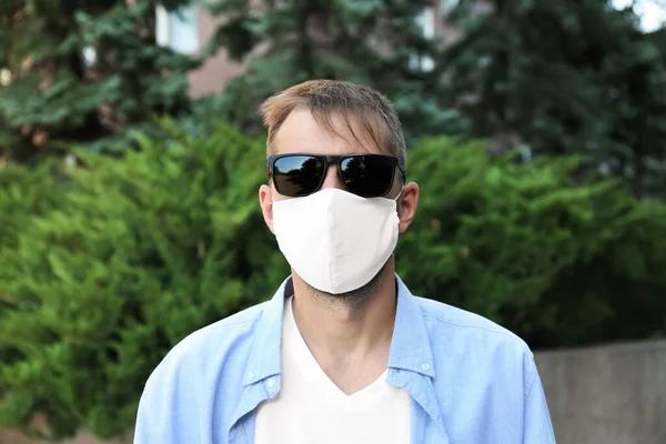 Mężczyzna Noszący Ręcznie Robioną Maskę Zewnątrz Środki Ochrony Indywidualnej Podczas — Zdjęcie stockowe