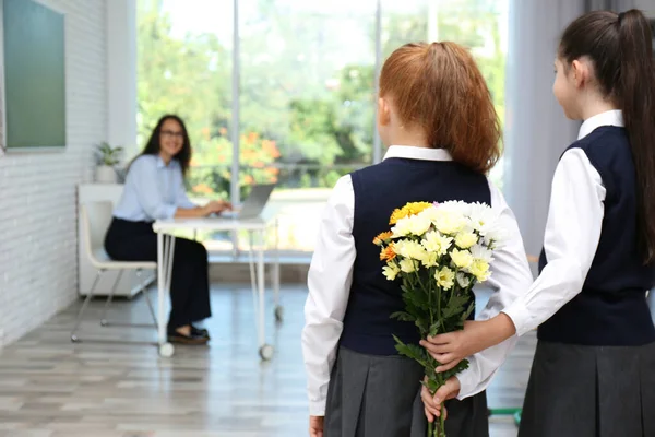 Schoolmeisjes Met Boeket Feliciteren Hun Pedagoog Klas Lerarendag — Stockfoto