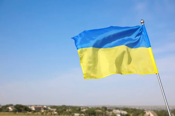 Národní Vlajka Ukrajiny Proti Modré Obloze Mezera Pro Text — Stock fotografie