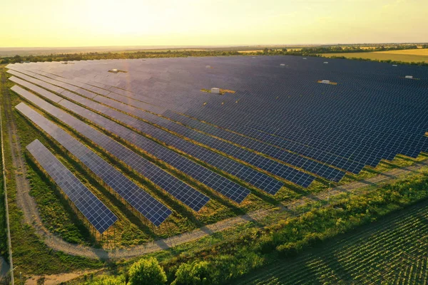 Panele Słoneczne Zainstalowane Zewnątrz Widok Powietrza Alternatywne Źródło Energii — Zdjęcie stockowe