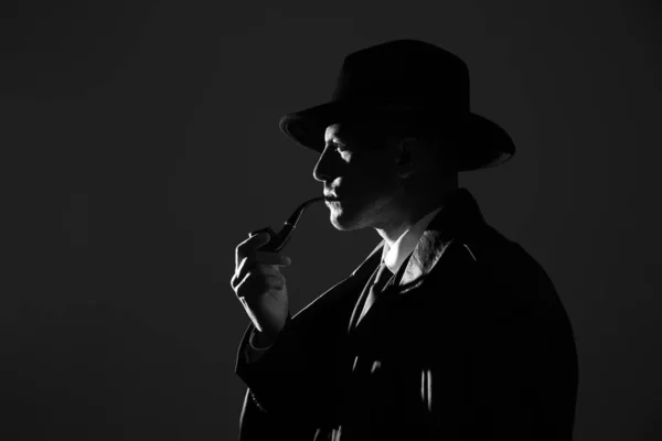 Staromodny Detektyw Fajką Dymiącą Ciemnym Tle Efekt Czarno Biały — Zdjęcie stockowe