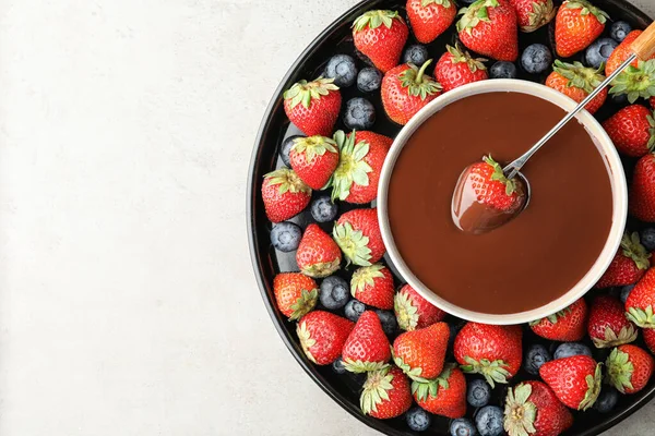 Fonduegabel Mit Erdbeere Schale Mit Geschmolzener Schokolade Umgeben Von Verschiedenen — Stockfoto