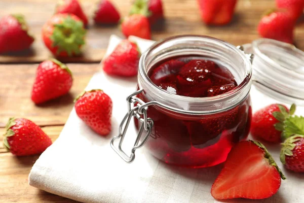 Heerlijke Gepekelde Aardbeienjam Verse Bessen Houten Tafel — Stockfoto