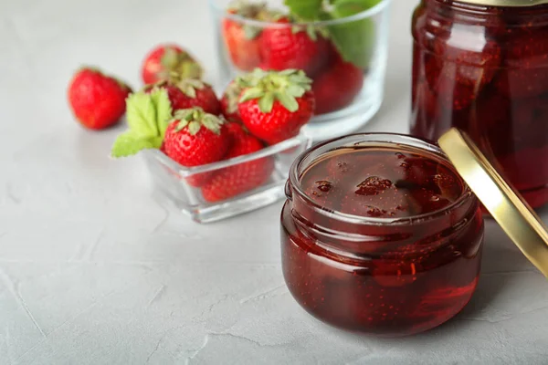 Heerlijke Gepekelde Aardbeienjam Verse Bessen Lichte Tafel Ruimte Voor Tekst — Stockfoto