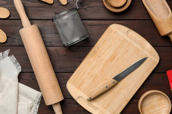 Conjunto Utensílios Cozinha Modernos Sobre Mesa Madeira Marrom Flat Lay — Fotografia de Stock