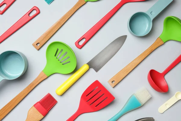 Conjunto Utensílios Cozinha Modernos Fundo Claro Flat Lay — Fotografia de Stock