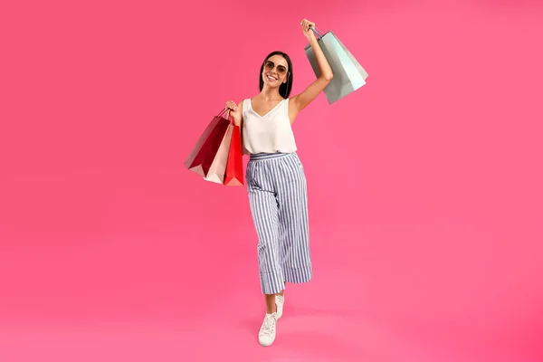 Hermosa Mujer Joven Con Bolsas Compras Papel Sobre Fondo Rosa —  Fotos de Stock