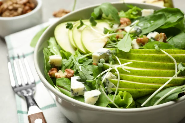 Insalata Saporita Con Fette Pera Ciotola Primo Piano — Foto Stock