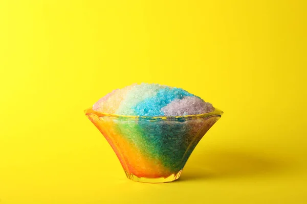 Regenbogen Rasiereis Glas Dessertschüssel Auf Gelbem Hintergrund — Stockfoto
