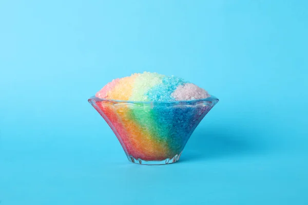 Regenbogen Rasiereis Glas Dessertschüssel Auf Hellblauem Hintergrund — Stockfoto