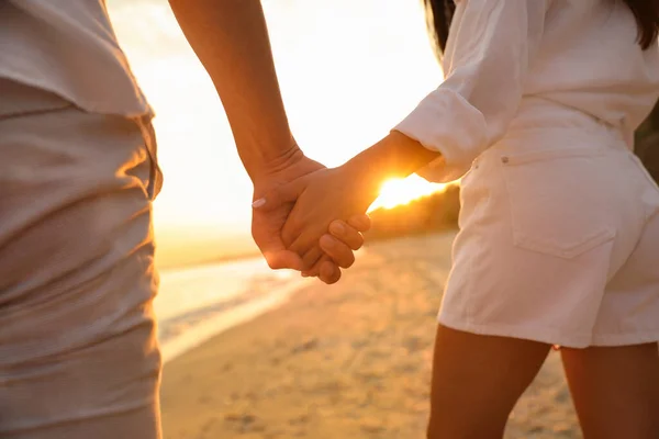 Preciosa Pareja Cogida Mano Playa Atardecer Primer Plano —  Fotos de Stock