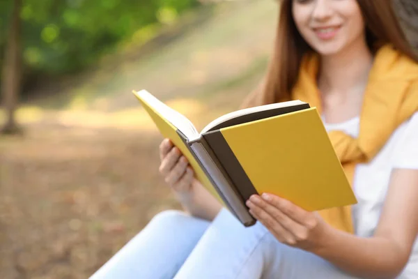 Mujer Joven Leyendo Libro Aire Libre Vista Cerca — Foto de Stock