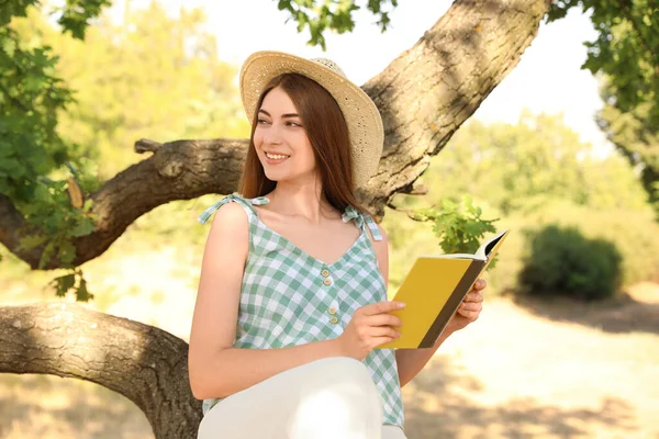 Młoda Kobieta Czyta Książkę Drzewie Parku — Zdjęcie stockowe