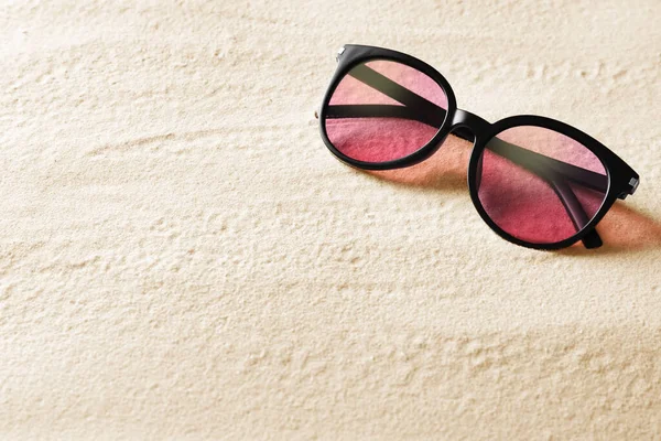 Stilvolle Sonnenbrille Auf Weißem Sand Raum Für Text — Stockfoto