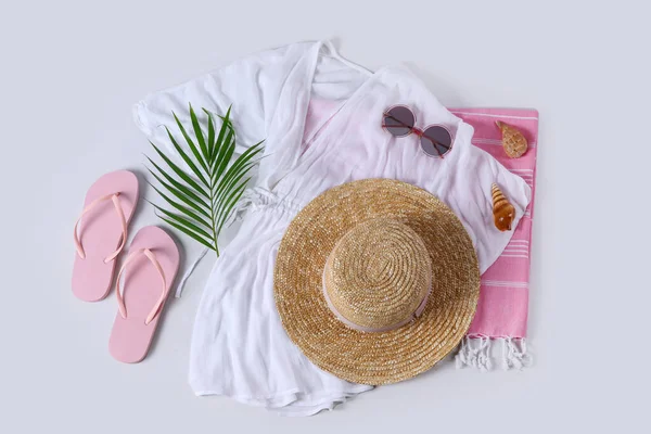 Composition Plat Avec Accessoires Plage Sur Fond Blanc — Photo