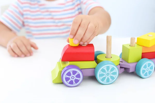 Liten Pojke Leker Med Leksak Vid Vitt Bord Närbild — Stockfoto