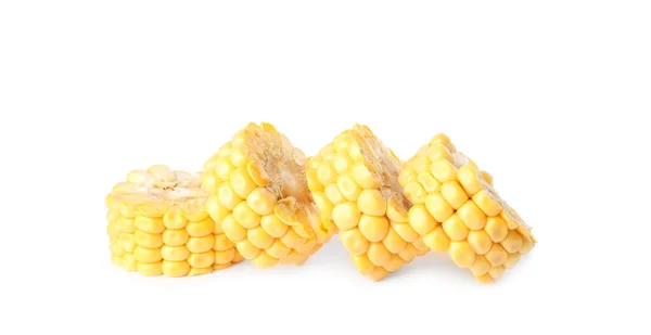 Кусочки Спелых Кукурузных Початков Белом Фоне — стоковое фото