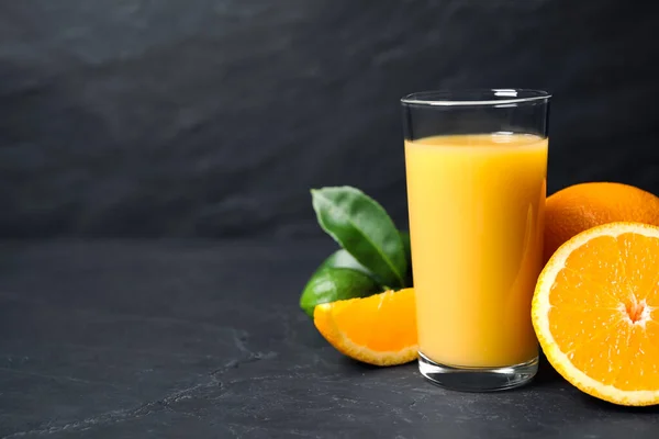 Glas Med Apelsinjuice Och Färsk Frukt Grått Bord Plats För — Stockfoto