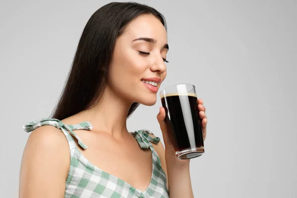 Hermosa Mujer Con Kvass Frío Sobre Fondo Gris Claro Bebida —  Fotos de Stock