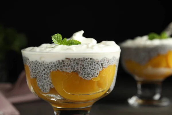 Gustoso Dessert Alla Pesca Con Yogurt Semi Chia Fondo Nero — Foto Stock