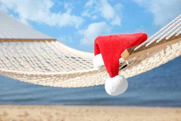 Amaca Corda Con Cappello Babbo Natale Sulla Spiaggia Primo Piano — Foto Stock
