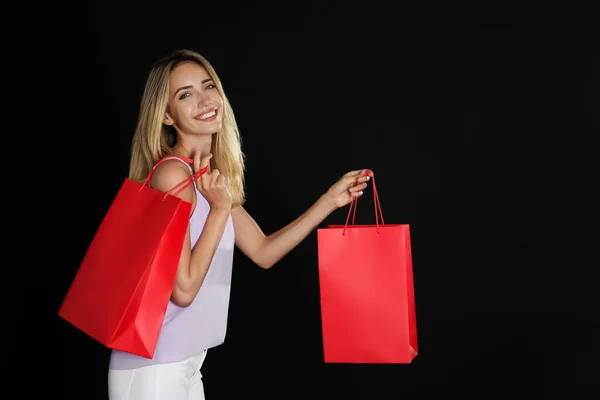 Glückliche Junge Frau Mit Einkaufstaschen Auf Dunklem Hintergrund Black Friday — Stockfoto