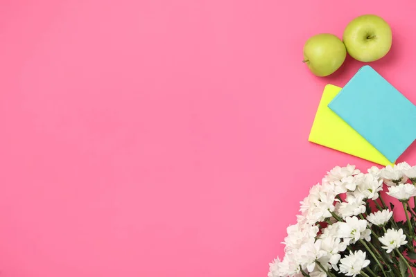 Fehér Krizantém Virágok Notebook Alma Rózsaszín Háttérrel Lapos Feküdt Helyet — Stock Fotó