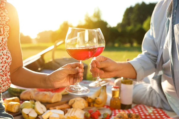 Mutlu Çift Güneşli Bir Günde Parkta Piknik Yapıyor Kapatıyorlar — Stok fotoğraf