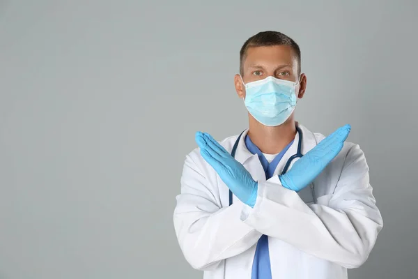 Dokter Beschermend Masker Toont Stop Gebaar Grijze Achtergrond Ruimte Voor — Stockfoto