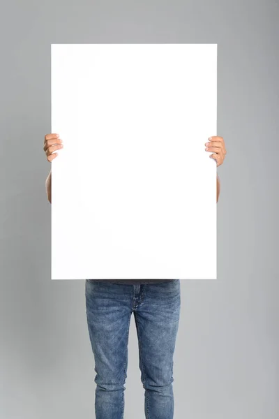 Homem Segurando Cartaz Branco Branco Fundo Cinza Mockup Para Design — Fotografia de Stock