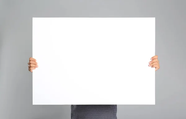 Hombre Sosteniendo Afiche Blanco Sobre Fondo Gris Burla Para Diseño — Foto de Stock