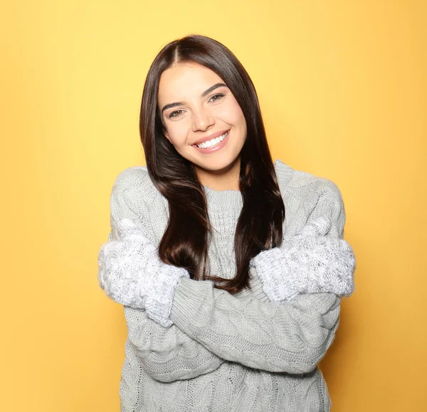 Jovem Feliz Vestindo Camisola Quente Luvas Fundo Amarelo — Fotografia de Stock